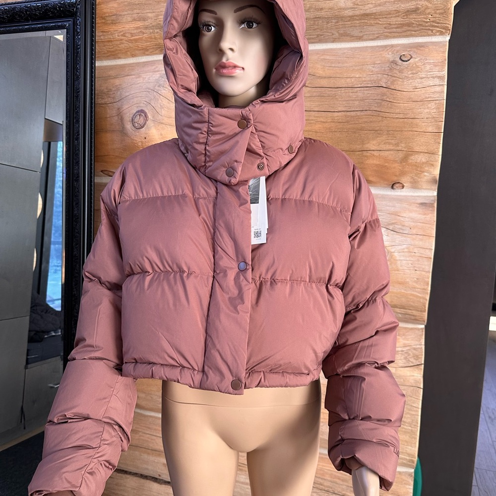 Lululemon wunder puff super cropped jacket.